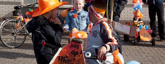 versierde optocht koningsdag 2015